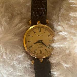 Vintage Gucci watch. NEEDS REPAIR